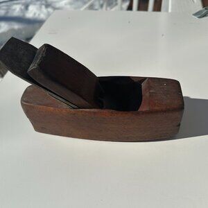 #4013 VINTAGE WOODEN COFFIN-SHAPED SMOOTHING PLANE.